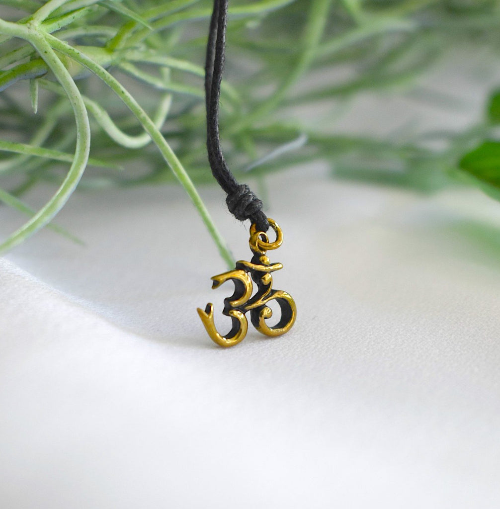 Lovely Hindu Word Om Ohm 92.5 Sterling Silver Necklace Pendant Jewelry