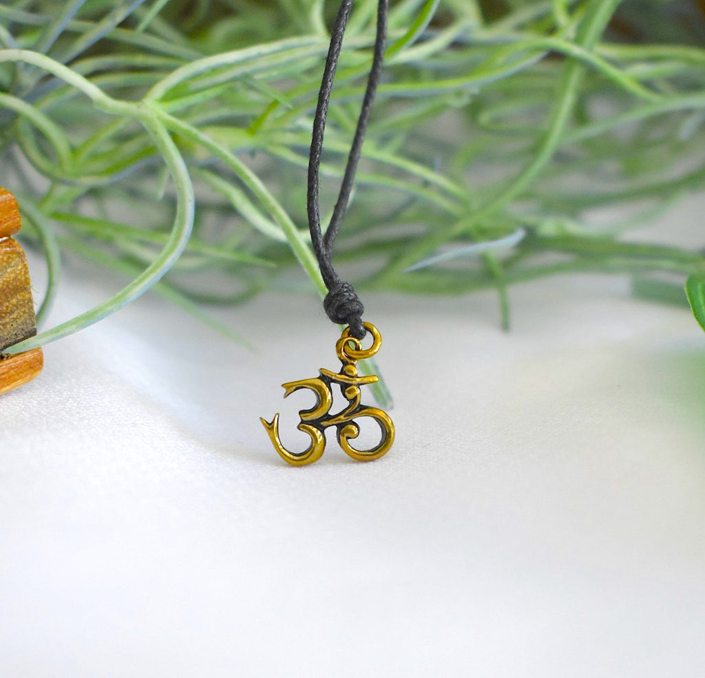 Lovely Hindu Word Om Ohm 92.5 Sterling Silver Necklace Pendant Jewelry