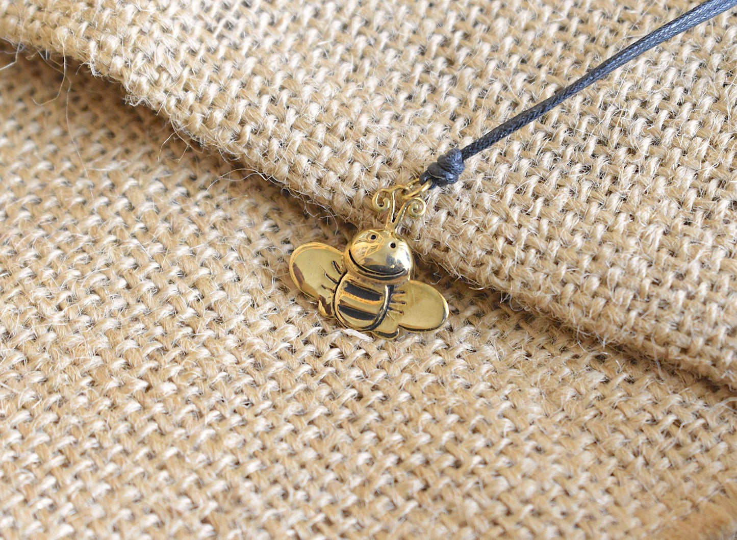 Lovely Bee Pewter Silver Gold Brass Necklace Pendant Jewelry